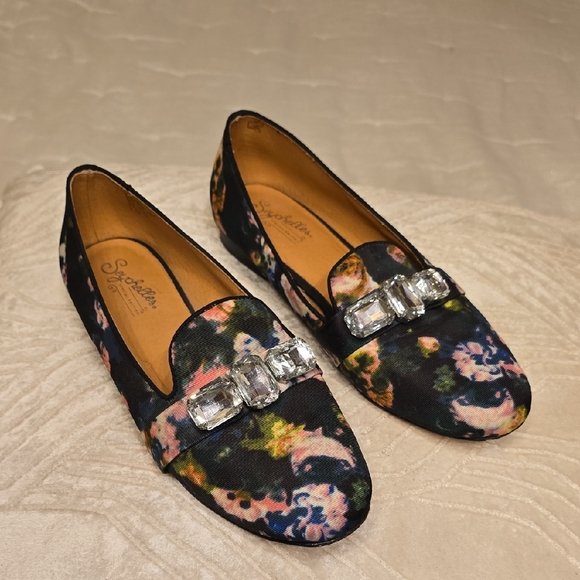 Seychelles Black Slip-On Loafers with Classic Silhouette - Picture 1 of 11